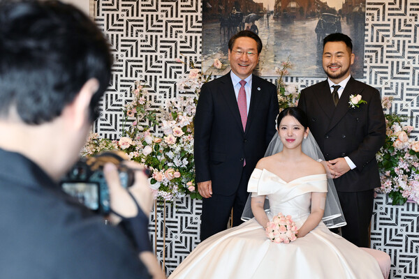 ▲ 유정복 인천광역시장이 11일 하버파크호텔에서 아이플러스(i+) 맺어드림 1호커플 결혼식에 참석해 축하인사를 하고 있다.