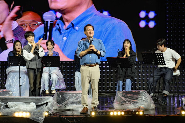 ▲ 이재준 수원특례시장이 '일하는 시민과 함께하는 숲속 별빛 음악회'에 참석해 인사말을 하고 있다.
