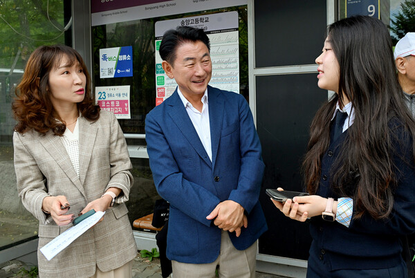 ▲ 김동근 시장이 9월 24일 ‘의정부 학생 통학버스’ 1주년을 맞아 송양고등학교 정류소에서 조아진 학생을 만나 인사를 나누고 있다.