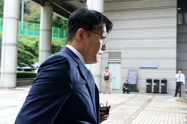 ▲ 정치자금법 위반과 청탁금지법 위반 혐의를 받는 김상민 전 부장검사가 지난달 17일 서울 서초구 서울중앙지법에서 열린 구속 전 피의자 심문(영장실질심사)에 출석하고 있다. /뉴시스