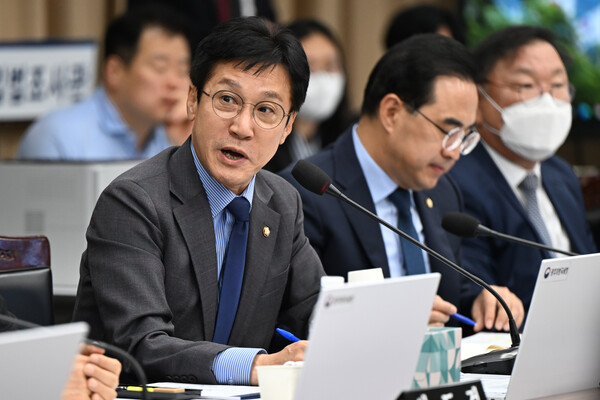 ▲ 신영대 더불어민주당 의원이 24일 오전 정부광주지방합동청사 3층 대회의실에서 열린 국회 기획재정위원회의 광주지방국세청·광주본부세관 등 국정감사에서 질의를 하고 있다. /뉴시스