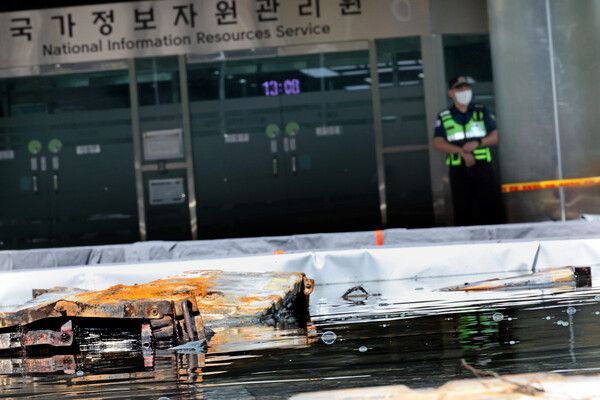 ▲ 대전 유성구 국가정보자원관리원 화재현장에 설치된 외부 냉각 침수조의 리튬이온 배터리에서 화학작용으로 인한 기포가 올라오고 있다. /뉴시스
