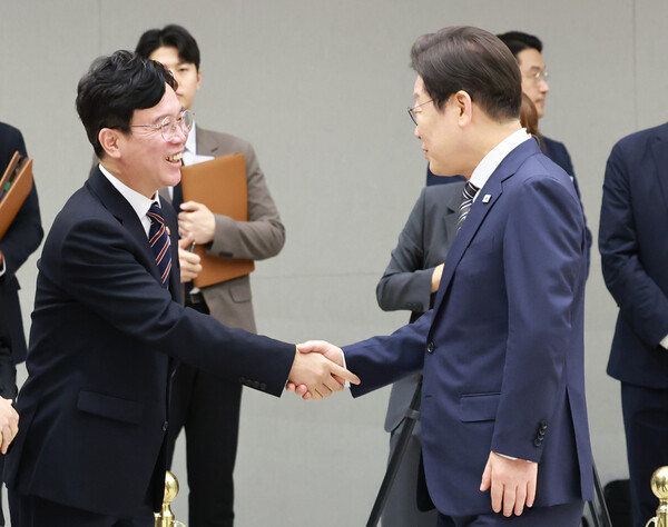 ▲ 이재명 대통령이 23일 서울 용산 대통령실 청사에서 열린 임명장 및 위촉장 수여식에서 김영훈 고용노동부 장관과 인사하고 있다. /뉴시스