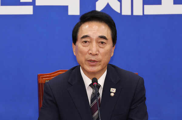 ▲ 현안관련 기자간담회하는 박수현 더불어민주당 수석대변인. /뉴시스