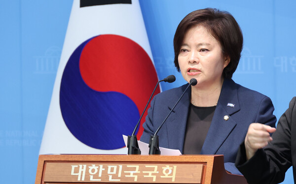 ▲ 정춘생 조국혁신당 원내수석부대표가 28일 오전 서울 여의도 국회 소통관에서 더불어민주당과 국민의힘의 지구당 부활법 강행 처리 시도 반대 기자회견을 하고 있다. /뉴시스