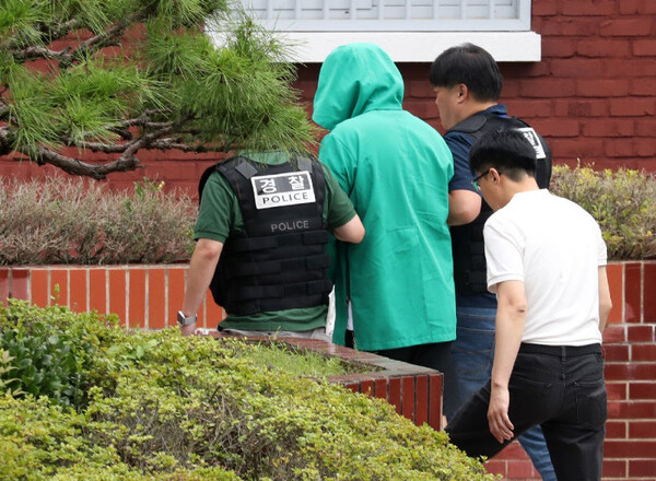 ▲ 태국 파타야에서 공범 2명과 함께 한국인 관광객을 납치 살해한 혐의를 받는 피의자 A(27)씨가 조사를 위해 경남 창원시 성산구 경남경찰청 형사기동대로 이동하고 있다. /뉴시스
