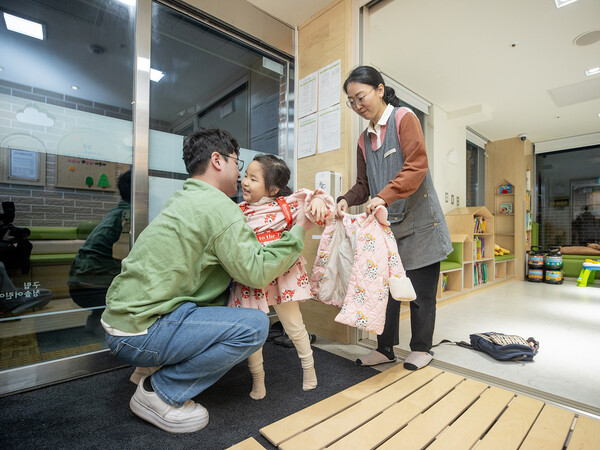 ▲ ‘양천형 밤샘 긴급돌봄 어린이집’에서 하원하는 영유아 모습.