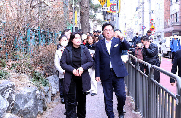 ▲ 박일하 동작구청장이 지난해 2월 서울 동작구 대방동 대림초등학교 통학로 안전을 점검하고 있다.
