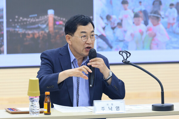 ▲ 주낙영 경주시장이 13일 시청 영상회의실에서 열린 국·소·본부장 회의에서 APEC 정상회의 준비상황을 점검하며 발언하고 있다.