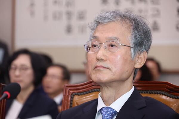 ▲ 조희대 대법원장이 13일 서울 여의도 국회에서 열린 법제사법위원회의 대법원 등 국정감사에서 박균택 더불어민주당 의원 질의에 답하지 않고 있다. /뉴시스