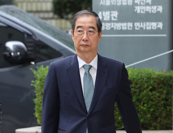 ▲ 한덕수 전 국무총리가 13일 오전 서울 서초구 서울중앙지방법원에서 열린 내란 우두머리 방조, 위증, 허위공문서 작성 및 행사 등 혐의 사건 2차 공판에 출석하고 있다. /뉴시스