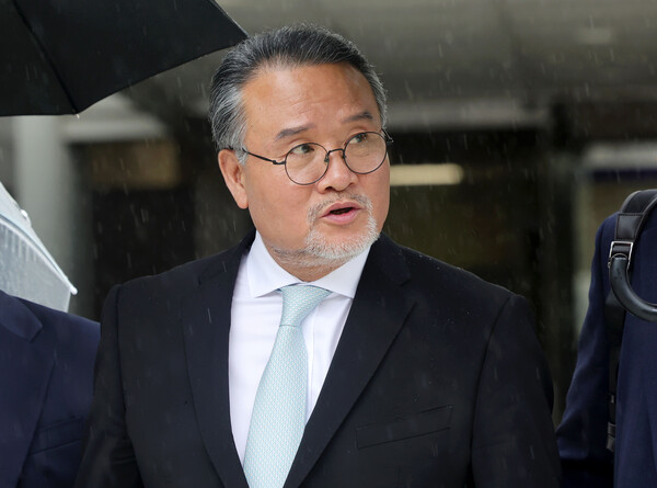 ▲ 이일준 삼부토건 회장이 지난 7월 서울 서초구 서울중앙지방법원에서 열린 구속 전 피의자 심문에 출석한 뒤 법원을 나서고 있다. /뉴시스