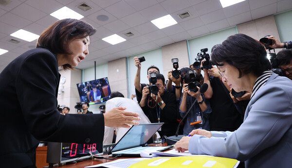 ▲ 추미애 위원장 국정감사 운영에 항의하는 나경원 의원. /뉴시스