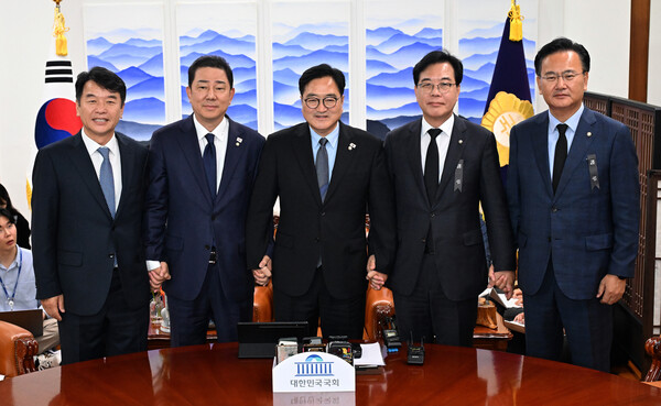 ▲ 우원식 국회의장과 여야 원내대표가 13일 국회에서 열린 국회의장 주재 여야 원내대표 회동에 앞서 기념촬영을 하고 있다. /뉴시스