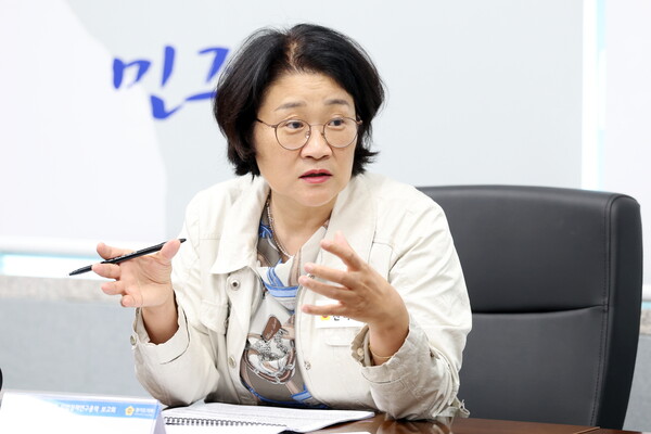 ▲ '지방교육자치 실현을 위한 학교 공간의 창의적 구성 및 활용에 관한 연구용역 착수보고회'에 참석한 신미숙 의원.