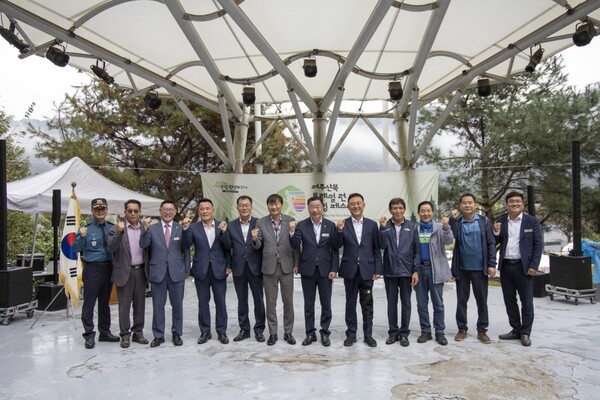 ▲ 2025년 여주 산북 트레일 런&워킹 페스티벌 관계자들 기념촬영 모습.