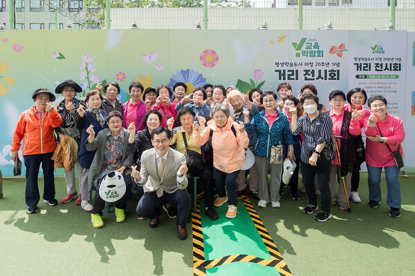 ▲ 지난 ‘Y교육박람회 2025’ 거리전시회에 참여한 어르신들.