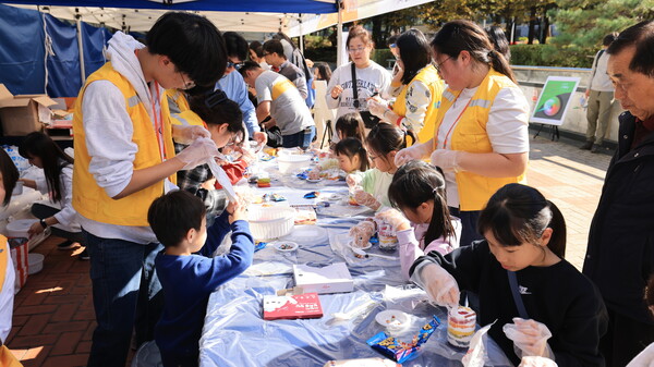 ▲ 지난해 열린 과천시 토리아리 과학축제 체험 부스 운영 모습.