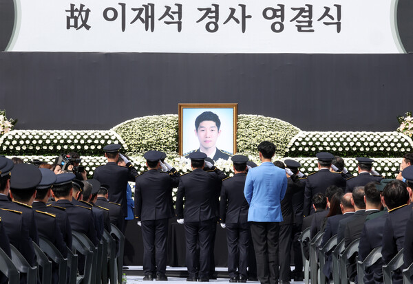 ▲ 갯벌에 고립된 노인을 혼자 구하려다 숨진 고(故) 이재석 경사의 영결식이 진행된 9월 15일 오전 인천 서구 인천해양경찰서에서 오상권 중부해양경찰청장 등 동료들이 헌화 후 경례하고 있다. /뉴시스