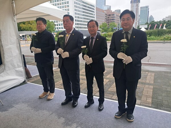 ▲ 안성시의회 의원들이 故 정희철 양평군 단월면장 분향소를 찾아 헌화를 하고 있다.