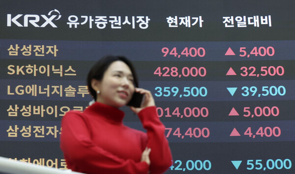 ▲ 서울 영등포구 여의도 한국거래소 모니터에 SK하이닉스와 삼성전자 종가가 나타나고 있다. /뉴시스