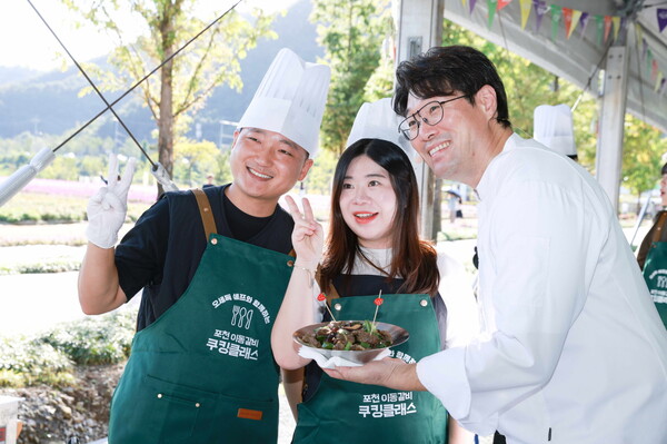 ▲ 오세득 셰프(오른쪽)와 '포천 이동갈비 쿠킹쇼' 참여자들이 기념촬영을 하고 있다.