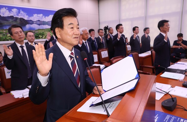 ▲ 정동영 통일부 장관이 14일 오전 서울 여의도 국회 외교통일위원회에서 열린 통일부 등에 대한 국정감사에서 증인 선서를 하고 있다. /뉴시스
