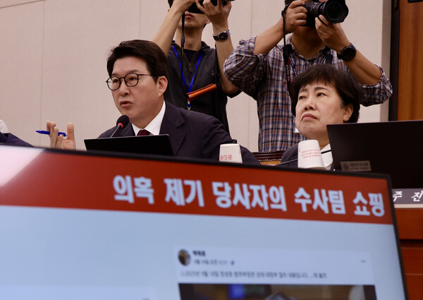 ▲ 신동욱 국민의힘 의원이 14일 오전 서울 여의도 국회 법제사법위원회에서 열린 법무부 등에 대한 국정감사에서 정성호 법무부 장관에게 질의하고 있다. /뉴시스