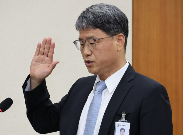 ▲ 선서하는 반상권 방송미디어통신위원회 위원장 직무대리. /뉴시스