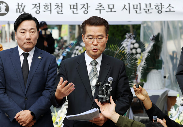 ▲ 김건희 특검의 김건희 여사 일가 양평 공흥지구 개발 특혜 의혹 관련 조사를 받은 뒤 숨진채 발견된 양평군 공무원 A 씨의 변호를 맡은 박경호(오른쪽) 변호사가 14일 오전 김건희 특검 사무실이 마련된 서울 종로구 KT광화문빌딩 웨스트 앞에서 기자회견 열고 취재진과 질의응답을 하고 있다. /뉴시스