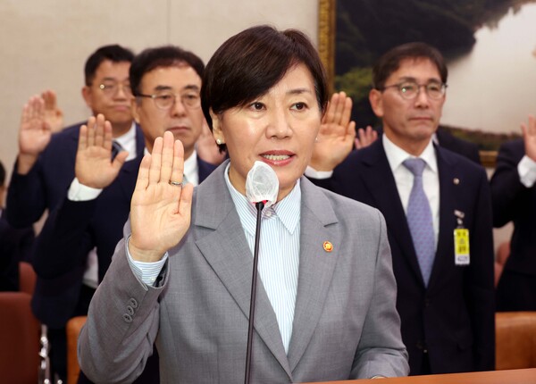 ▲ 송미령 농림축산식품부 장관이 14일 오전 서울 여의도 국회 농림축산식품해양수산위에서 열린 농림축산식품부 등에 대한 국정감사에서 증인 선서를 하고 있다. /뉴시스