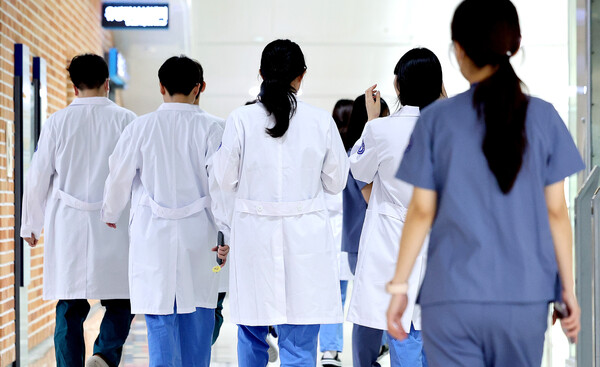 ▲ 의과대학 증원 정책에 반발해 집단 사직했던 전공의들이 수련병원에 복귀한 지난 9월1일 대구 시내의 한 대학병원에서 의료진들이 이동하고 있다. /뉴시스