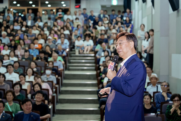 ▲ '시민과 함께하는 2025 소통라이브'를 진행하고 있는 신상진 성남시장 모습.