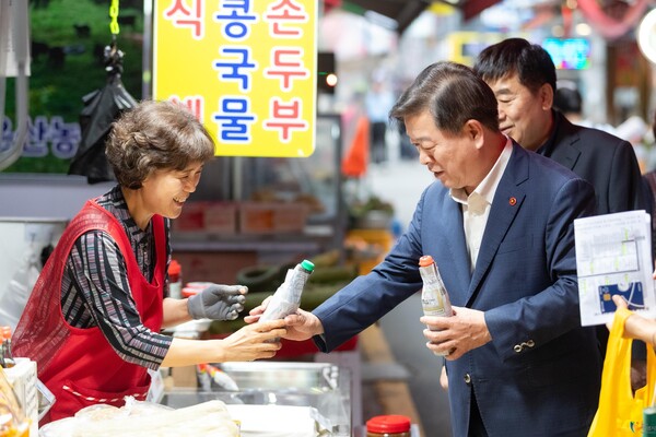 ▲ 박승원 광명시장이 지난 9월 30일 광명새마을시장을 찾아 성수품 가격을 살피고, 광명사랑화폐로 직접 장을 보며 현장 물가를 점검하고 있다.