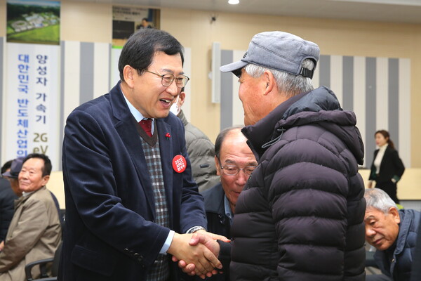 ▲ 주낙영 경주시장이 어르신과 반갑게 인사하며 복지 현장의 목소리를 청취하고 있는 모습.