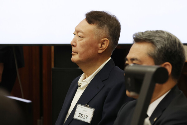 ▲ 윤석열 전 대통령이 지난 9월 26일 서울 서초구 서울중앙지법에서 열린 특수공무집행방해, 직권남용 권리행사방해 등 혐의 사건 첫 공판에 출석해 있다. /뉴시스