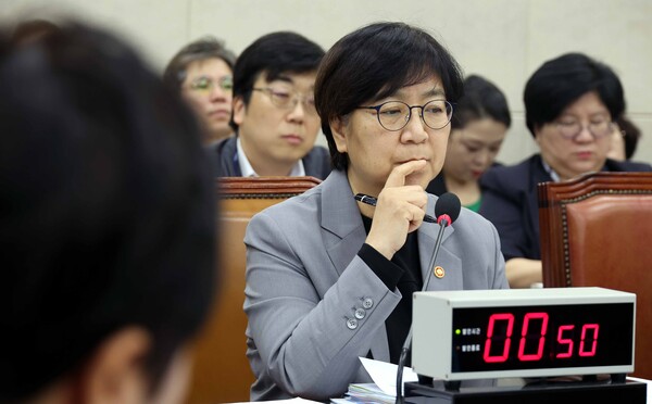 ▲ 정은경 보건복지부 장관이 15일 서울 여의도 국회 보건복지위원회에서 열린 보건복지부 등에 대한 국정감사에서 잠시 생각에 잠겨 있다. /뉴시스