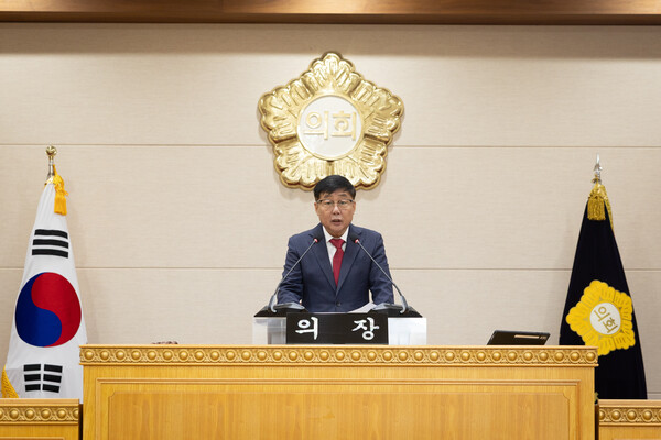 ▲ 윤창철 의장이 제381회 임시회 제1차 본회의를 주재하고 있다.