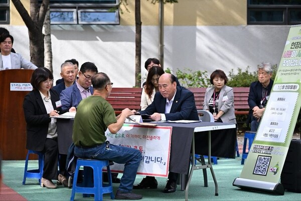 ▲ 박형덕 동두천시장이 제17차 소통행사서 시민의 이야기를 경청하고 있다.