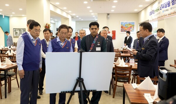 ▲ 주낙영 경주시장(왼쪽 첫 번째)이 15일 하이아시아 경주점에서 할랄음식점 운영 점검을 하고 있다.