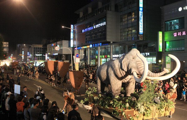 ▲ 강동선사문화축제 거리퍼레이드.