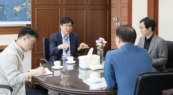 ▲ 도성훈 인천광역시교육감, 한창훈 인천경찰청장과 대응 논의하는 모습.