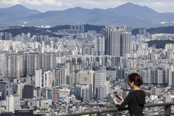 ▲ 10·15 부동산 대책을 발표한 15일 오후 서울 남산에서 대규모 아파트 단지가 보이고 있다. /뉴시스