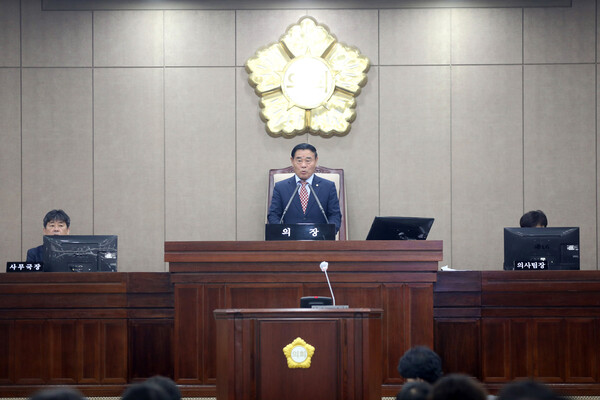 ▲ 이재식 의장이 제396회 임시회 제1차 본회의서 개회사를 하고 있다.