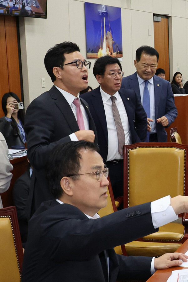 ▲ 박정훈 국민의힘 의원이 14일 서울 여의도 국회에서 열린 과학기술정보방송통신위원회 국정감사에서 김우영 더불어민주당 의원과 언쟁을 하고 있다. /뉴시스