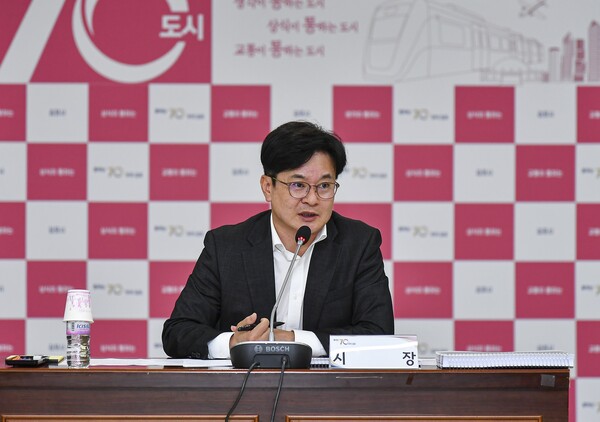 ▲ 김병수 시장이 '김포시 야간정책 활성화 방안 수립 중간보고회'를 주재하고 있다.