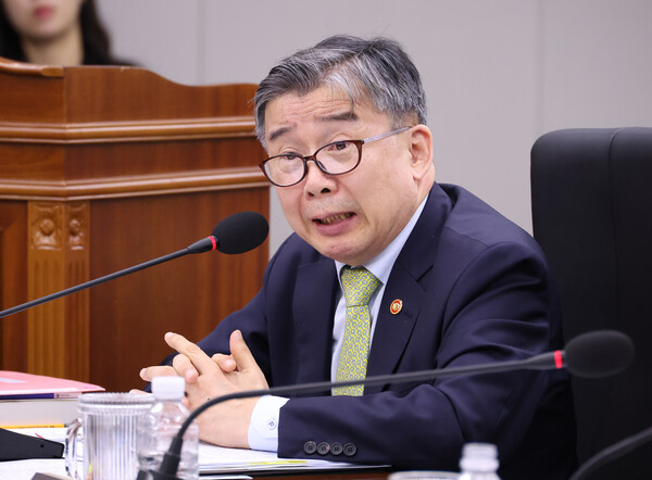▲ 답변하는 유철환 권익위원장. /뉴시스