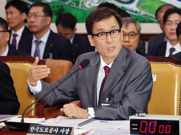 ▲ 답변하는 함진규 한국도로공사 사장. /뉴시스