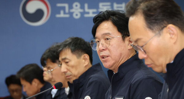 ▲ 김영훈 고용노동부 장관이 9월 30일 세종시 정부세종청사에서 열린 노동부 비상대응 지방관서장 회의에서 발언하고 있다. /뉴시스