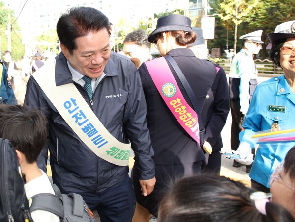 ▲ 최대호 안양시장이 연현초등학교 정문에서 학생들에게 교통안전에 대해 설명하고 있다.